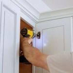 Unscrewing hinge kitchen cabinets